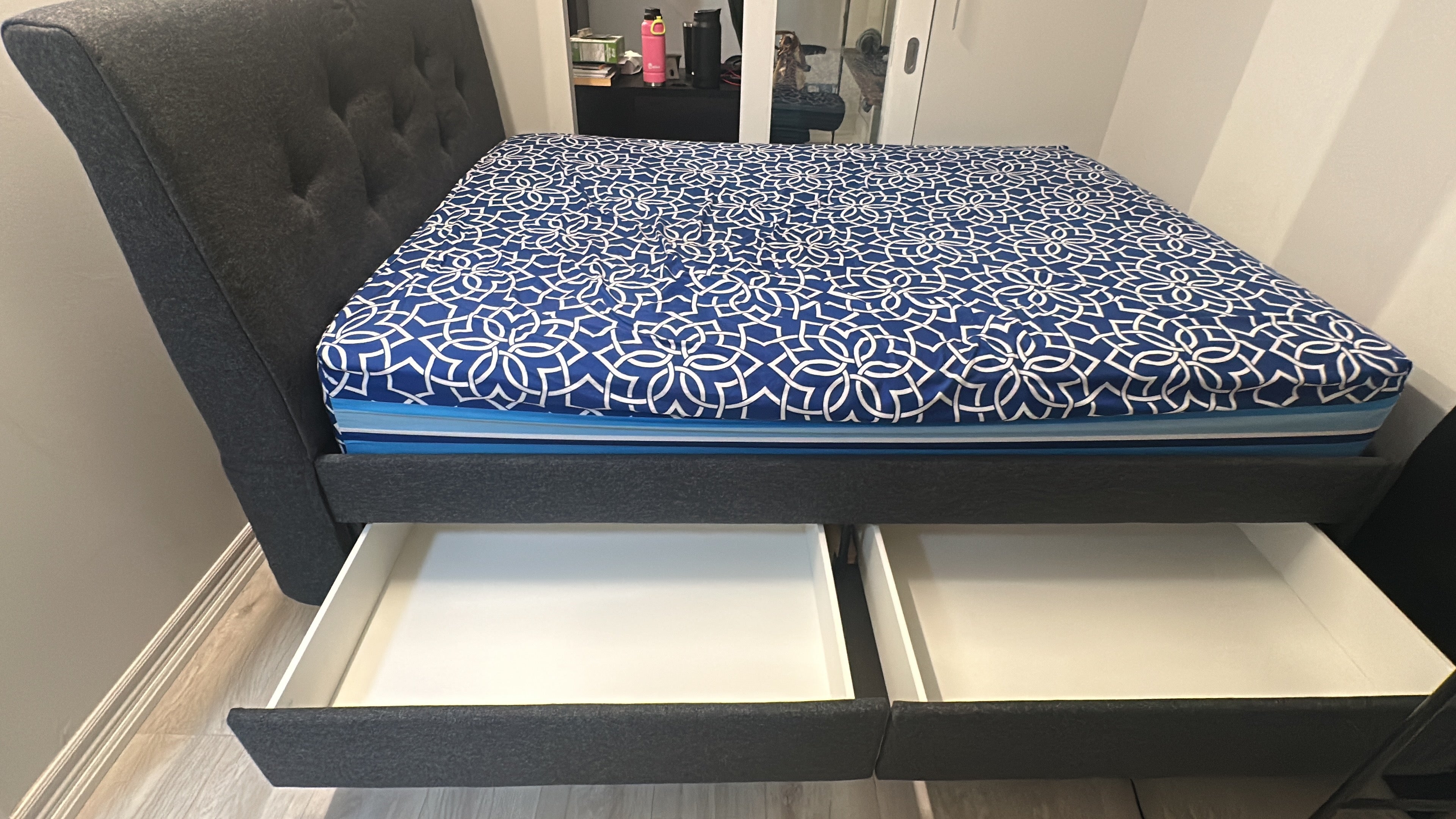 Queen size bed with 4 storage compartments