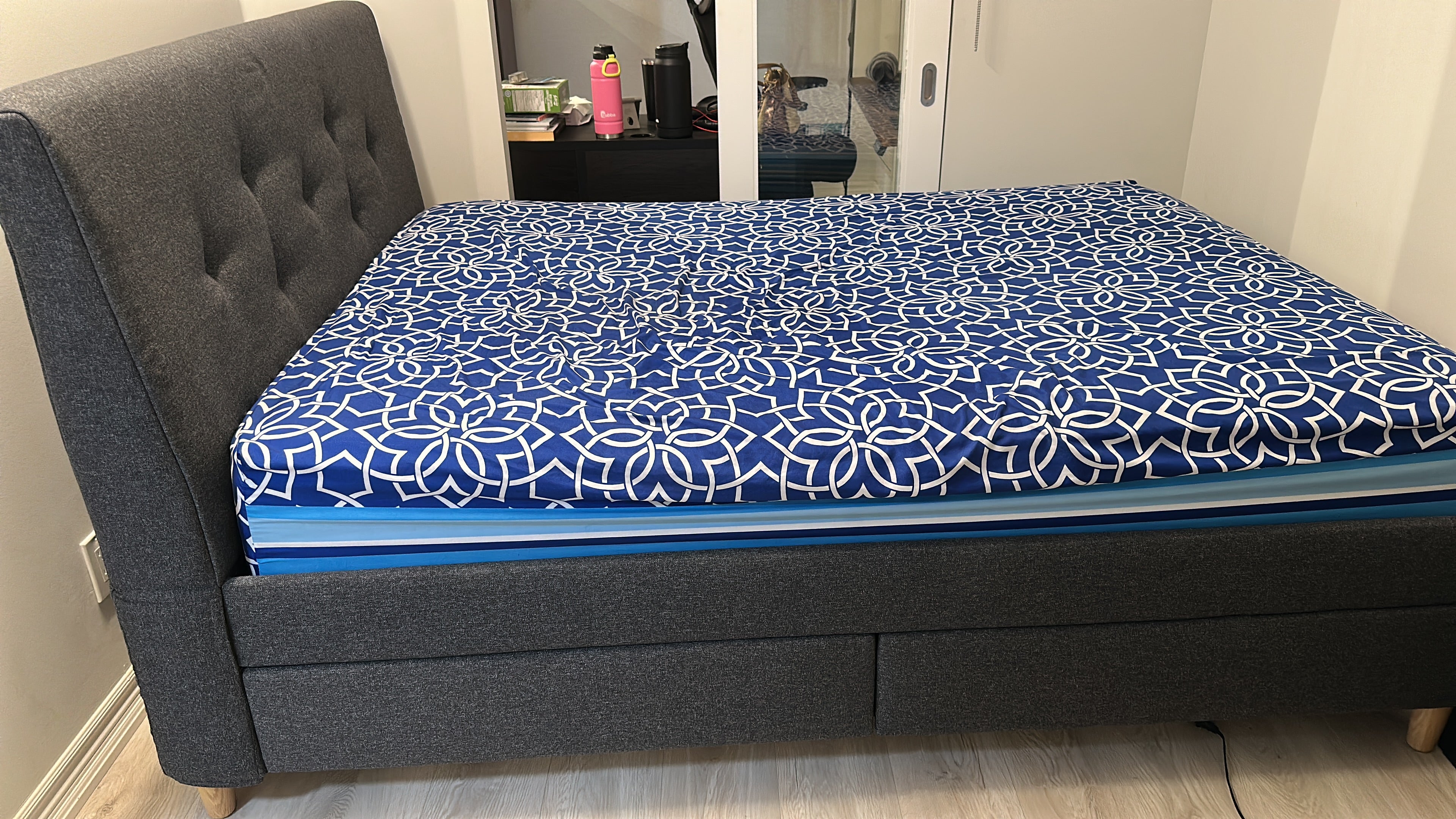 Queen size bed with 4 storage compartments