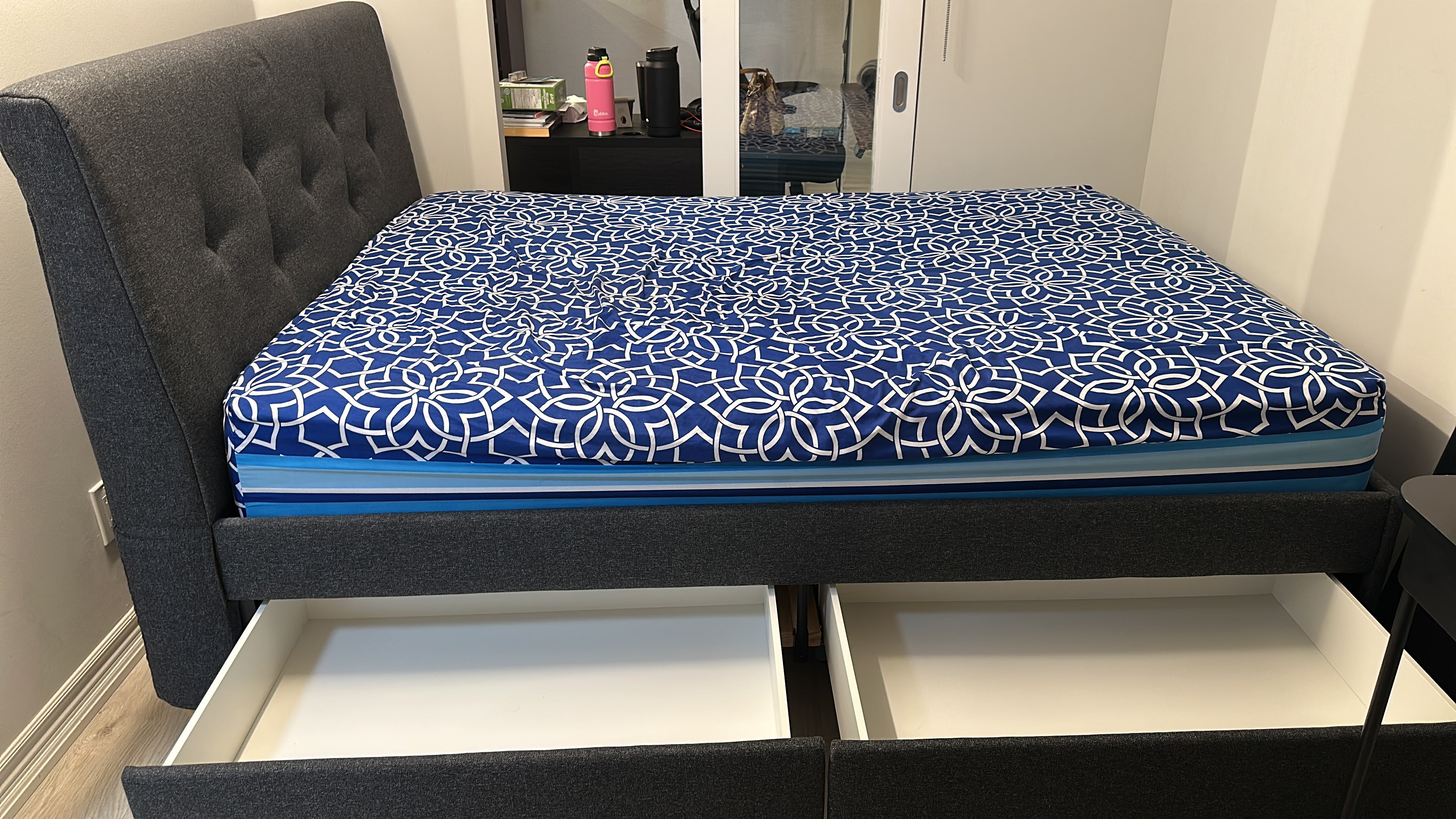 Queen size bed with 4 storage compartments