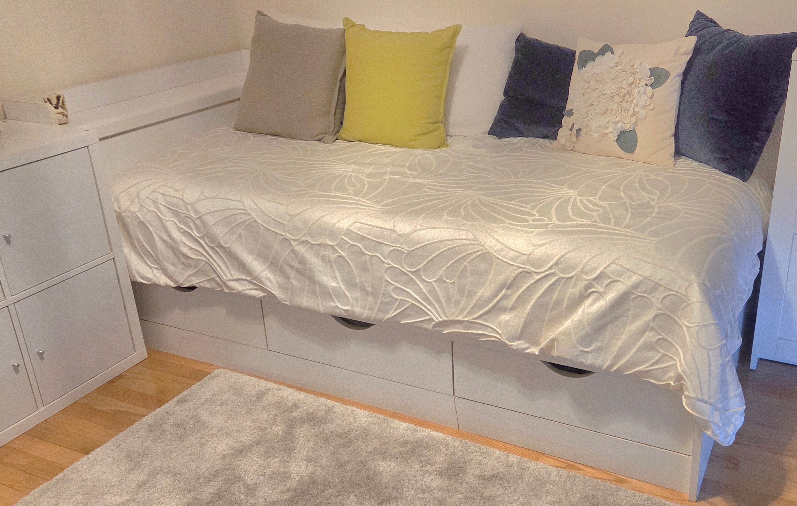Twin bed with drawers