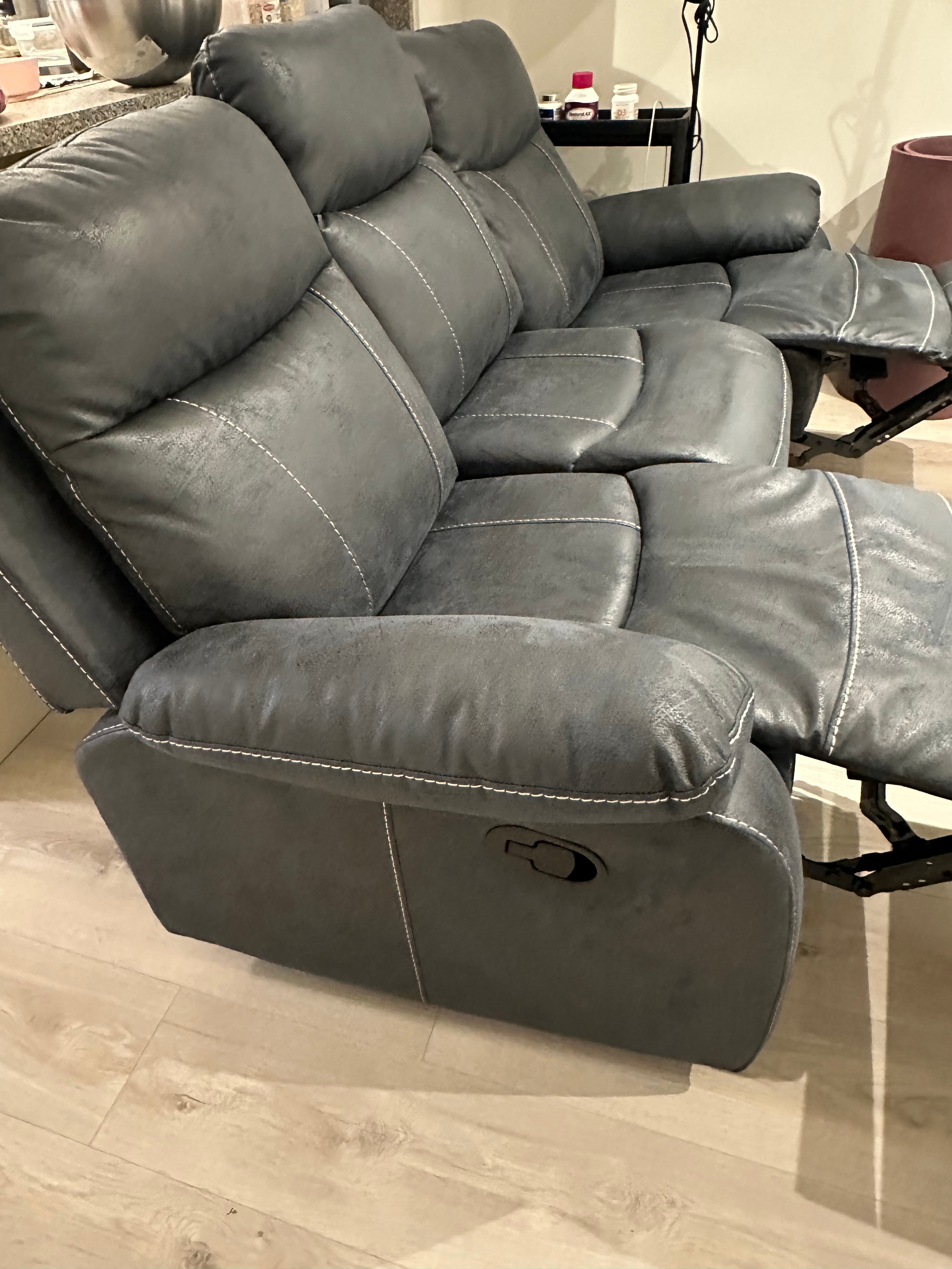 Reclining sofa with center console and 2 Cup holders
