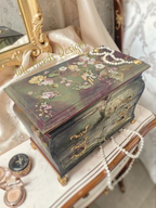 Primadonna Bombe Jewelry Chest