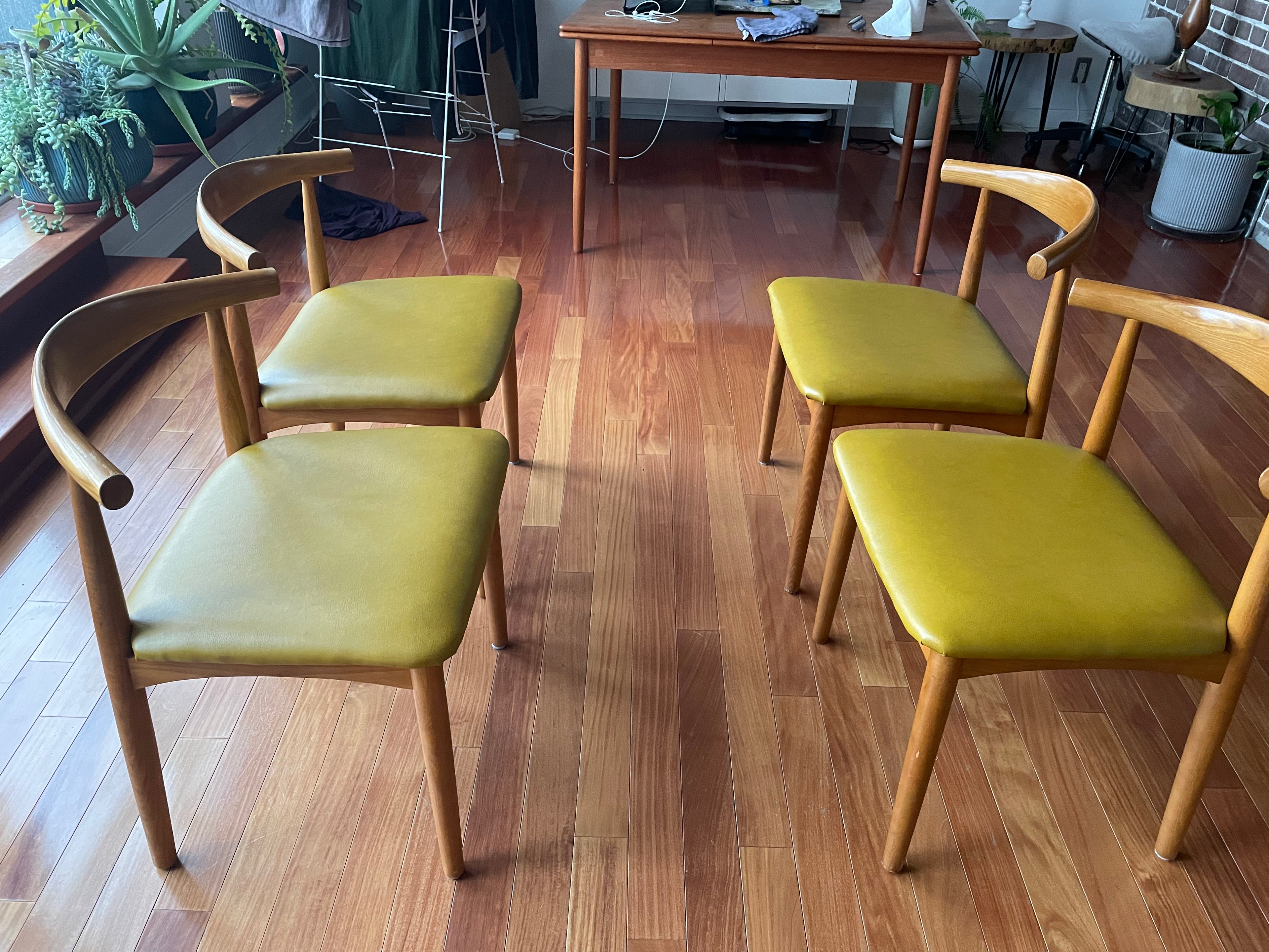Set of 4 mid century modern chairs