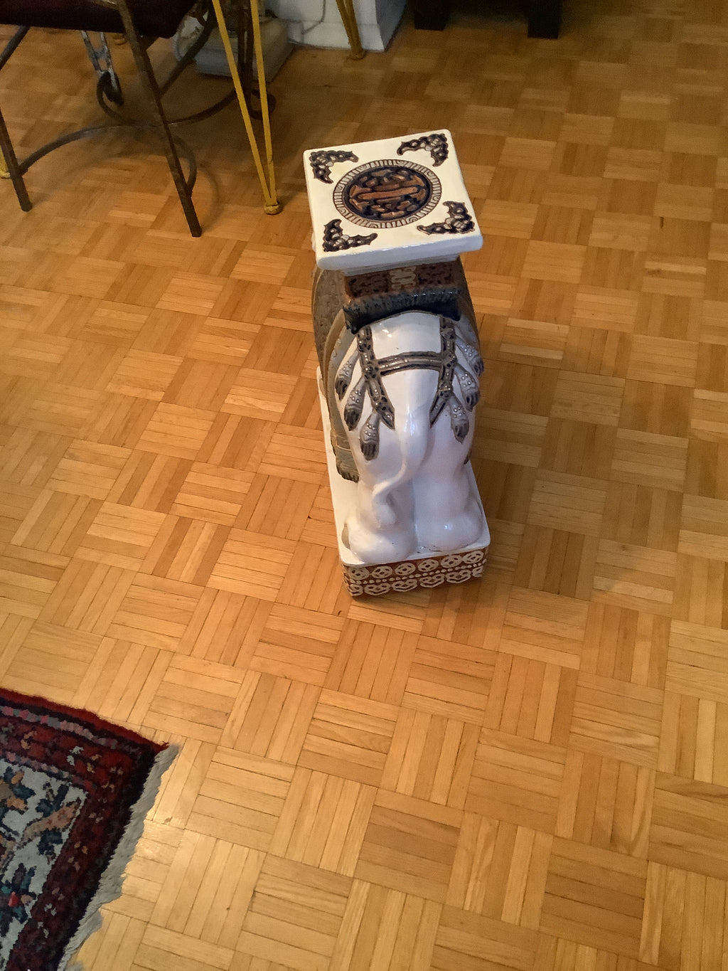 Pair of vintage ceramic elephants can be used as end tables