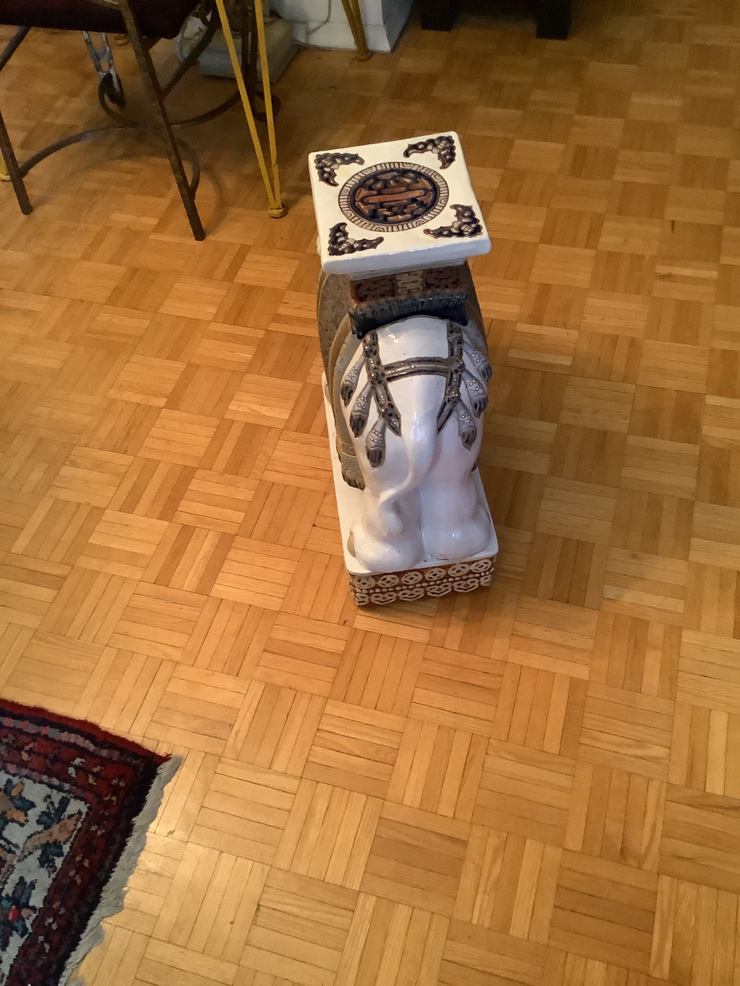 Pair of vintage ceramic elephants can be used as end tables