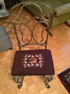 Classic looking sitting chair