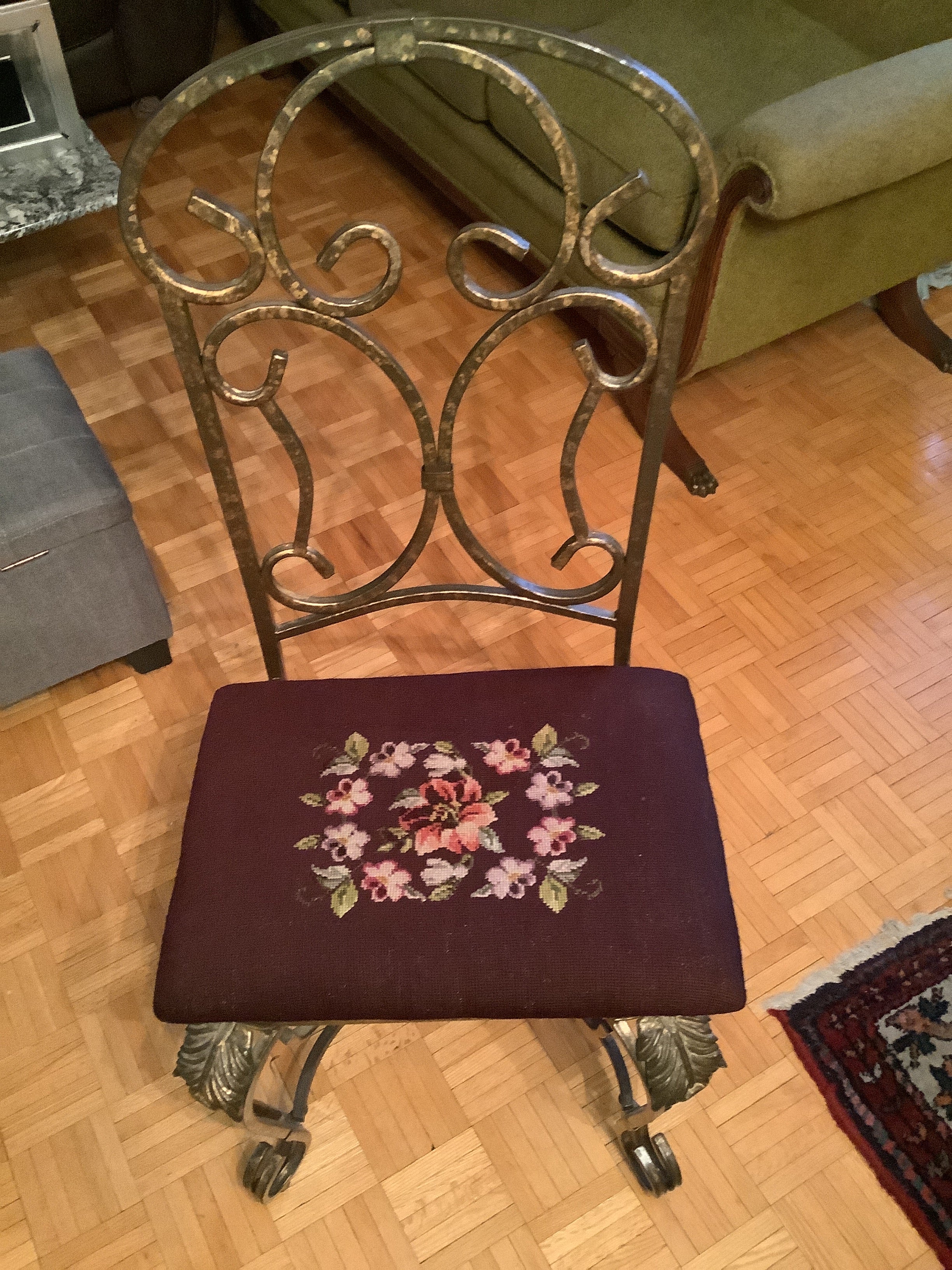 Classic looking sitting chair