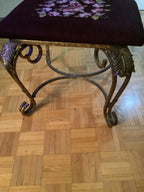 Classic looking sitting chair