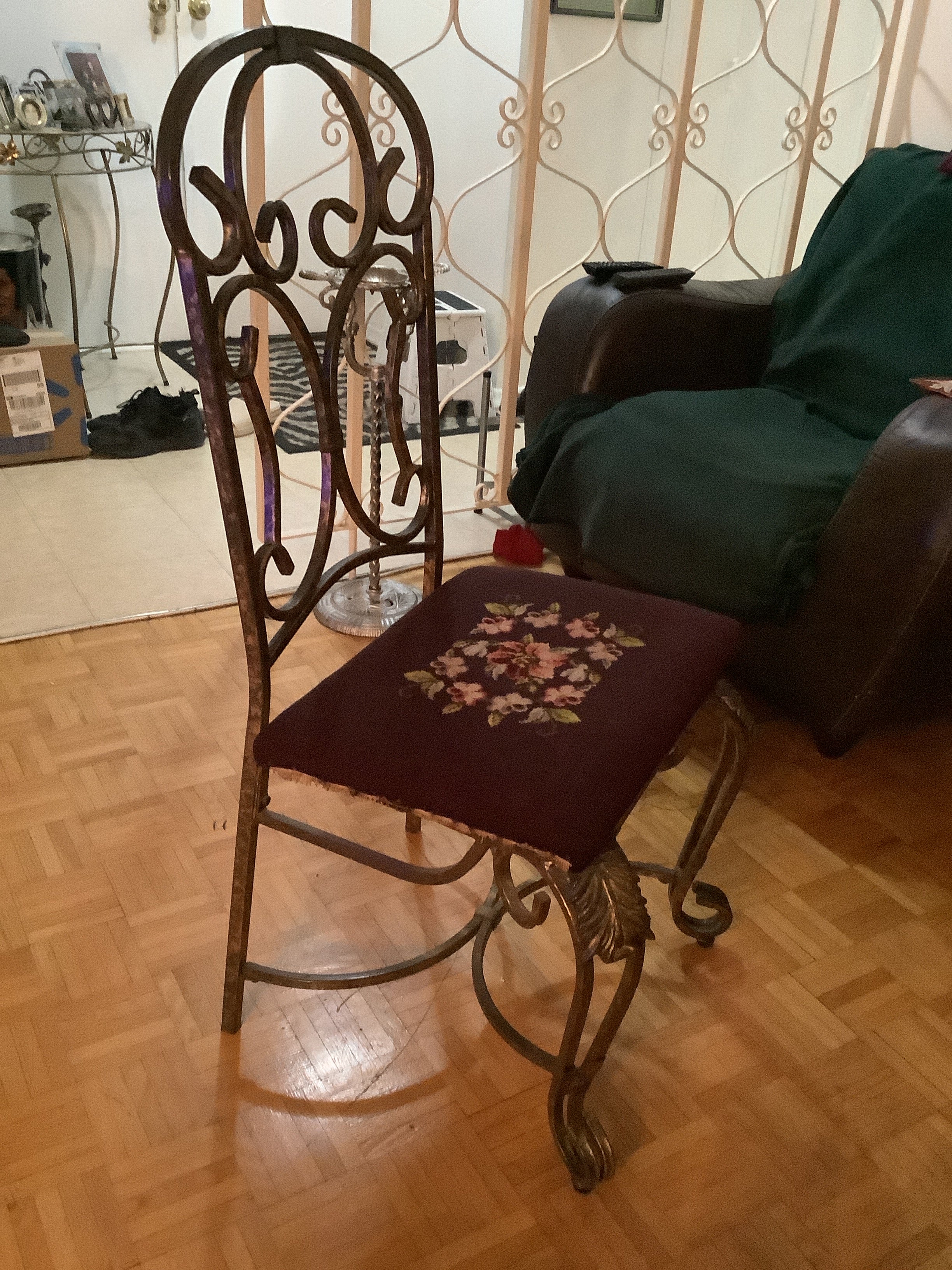Classic looking sitting chair