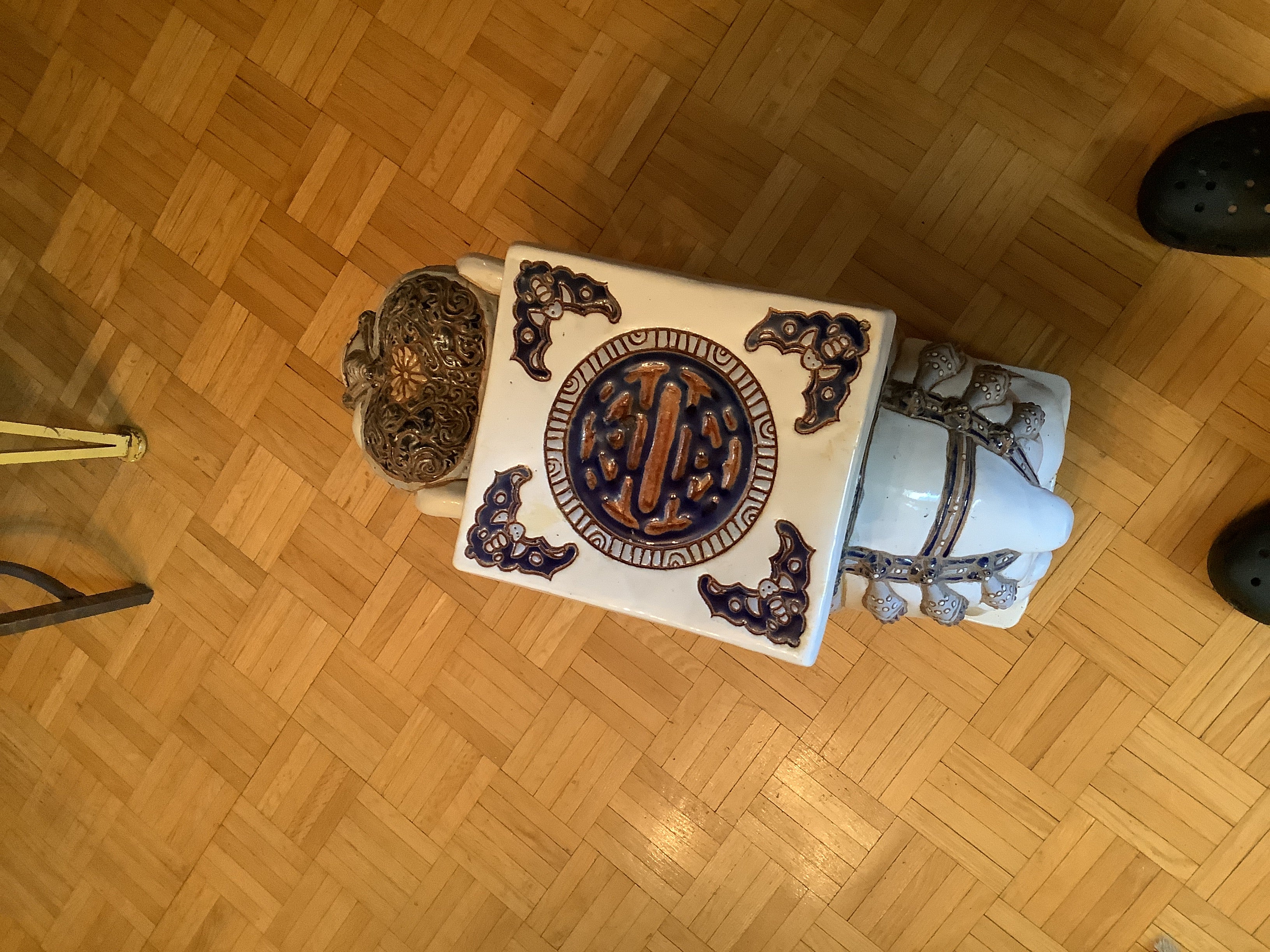 Pair of vintage ceramic elephants can be used as end tables