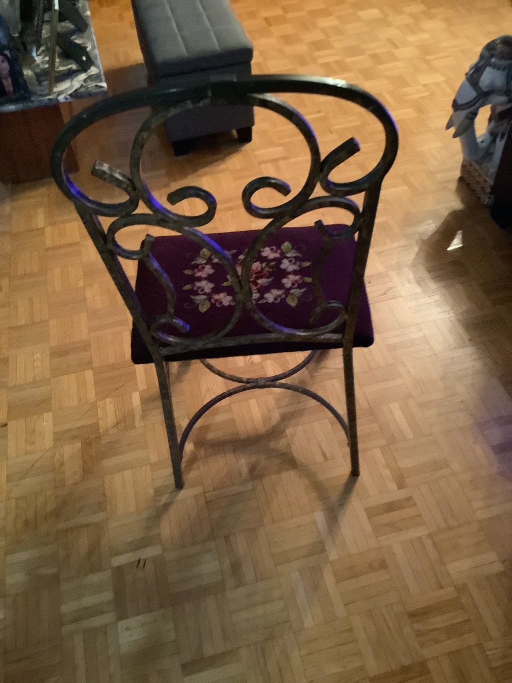 Classic looking sitting chair