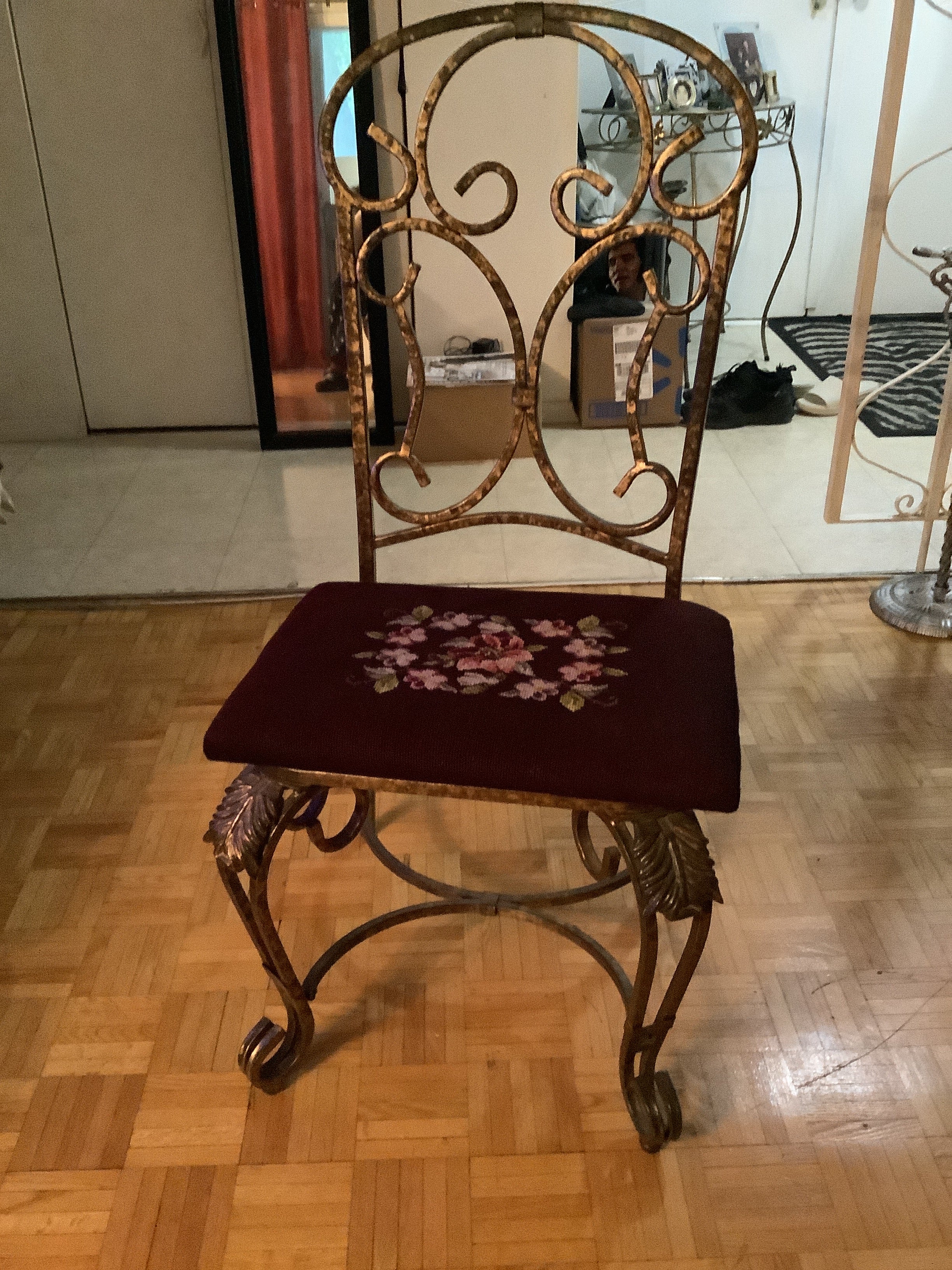 Classic looking sitting chair