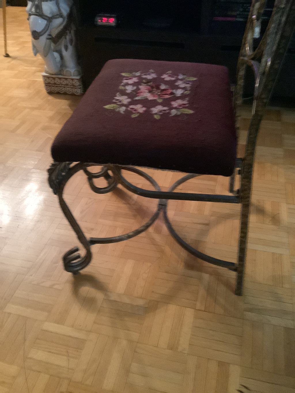Classic looking sitting chair