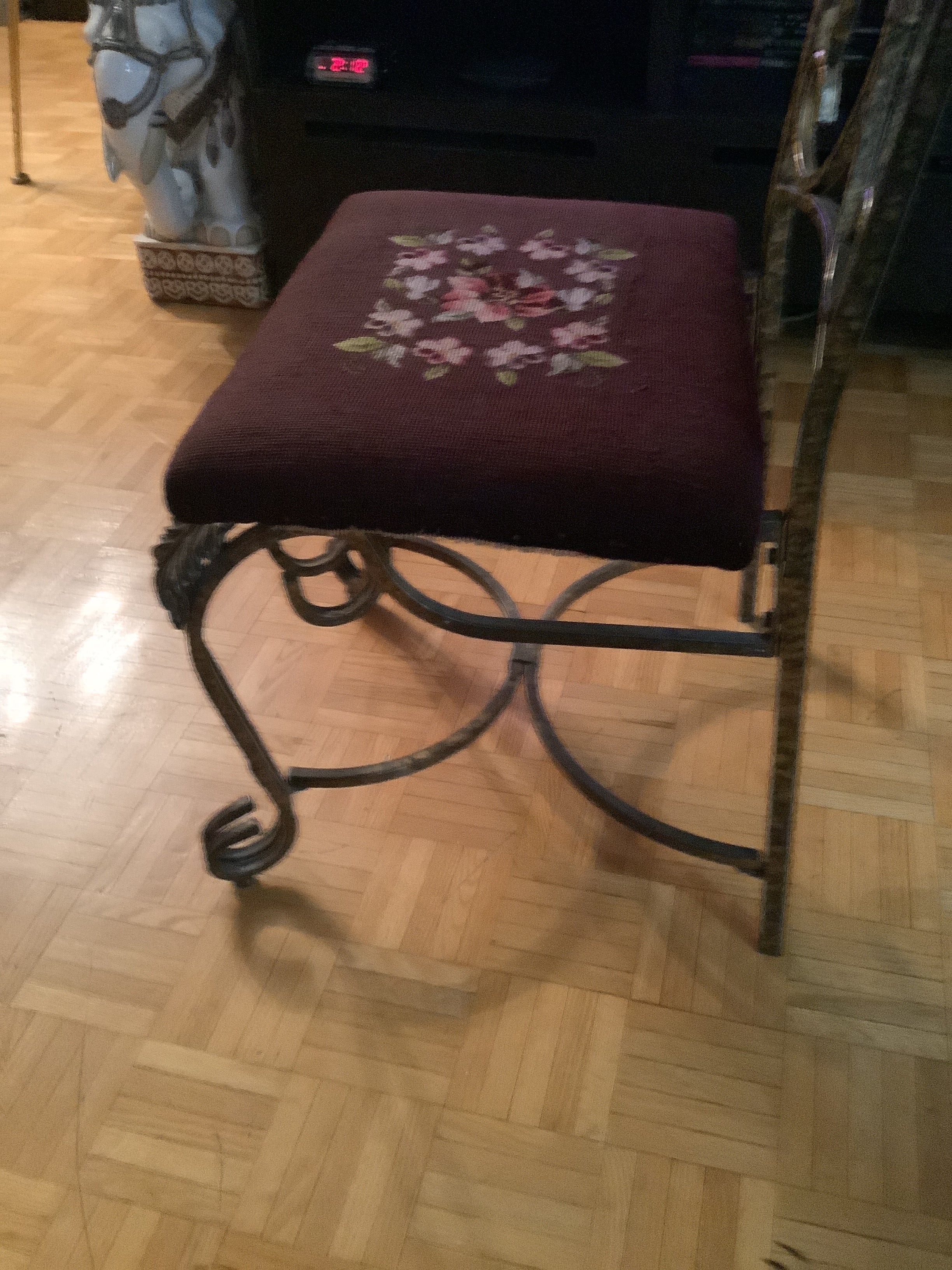 Classic looking sitting chair