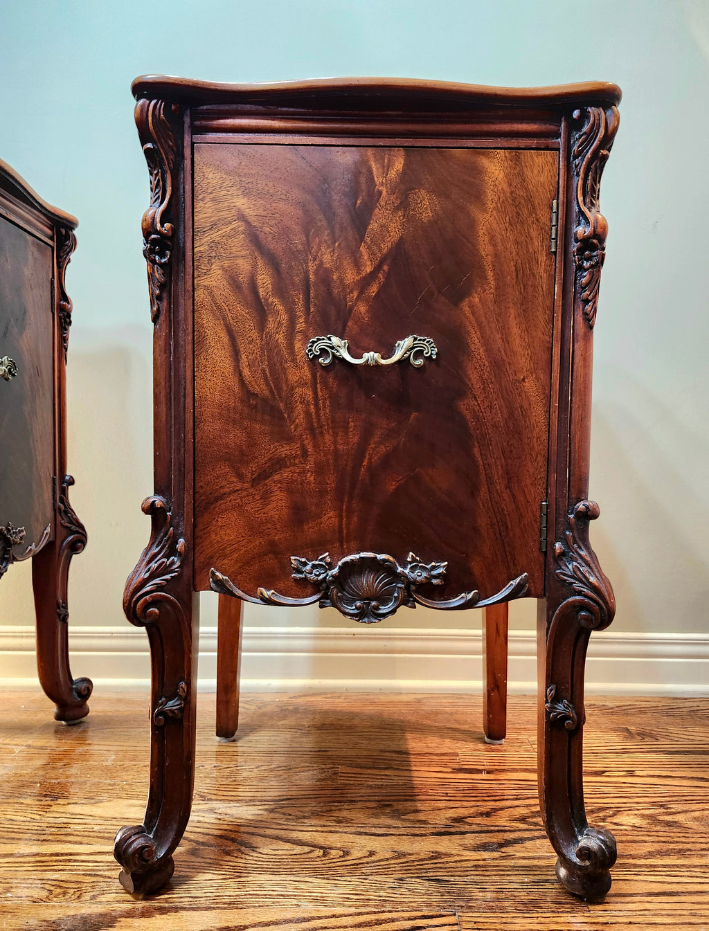 Romweber flame mahogany nightstands