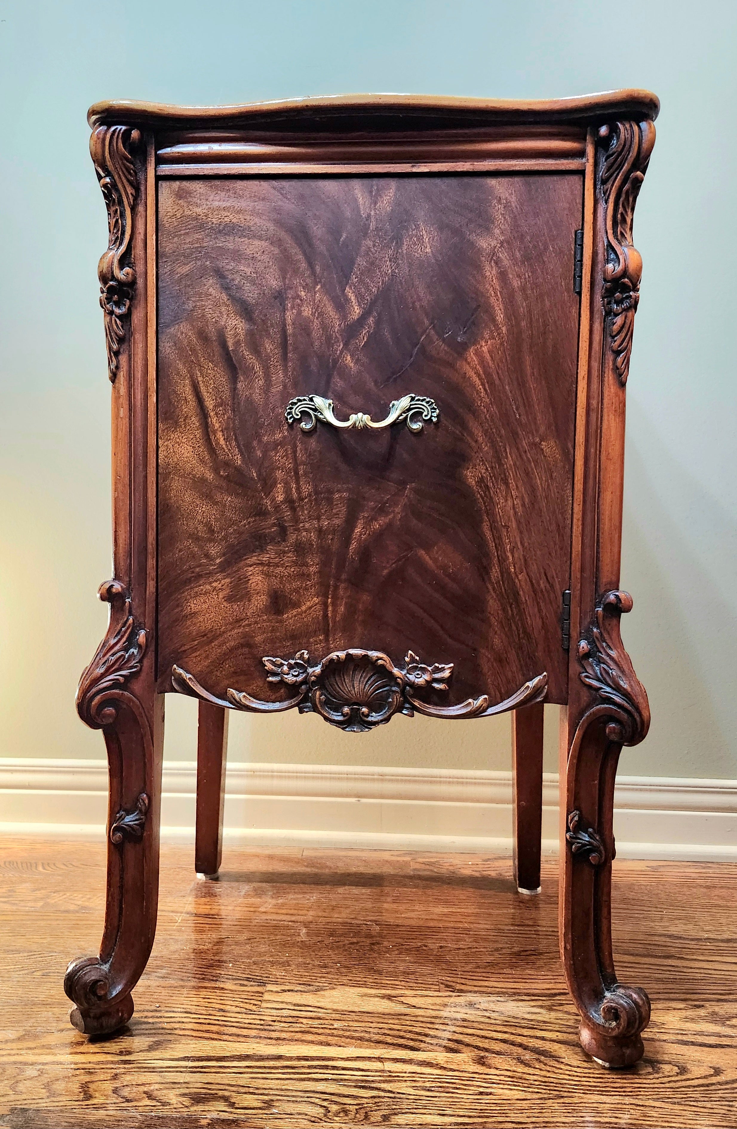Romweber flame mahogany nightstands